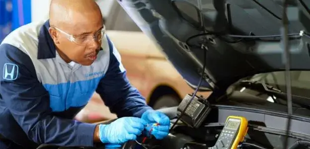 cmh-honda-hatfield-technician-inspecting-a-car